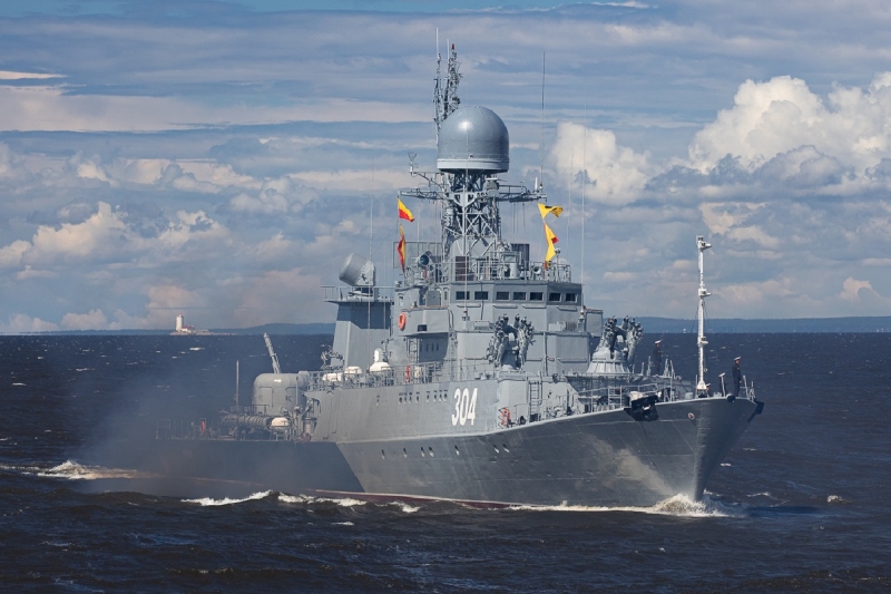 Корабли Балтийского флота обеспечили глубоководное погружение подводной лодки «Кронштадт»