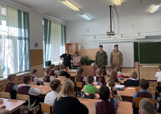 Морские пехотинцы Тихоокеанского флота провели урок мужества в средней школе во Владивостоке