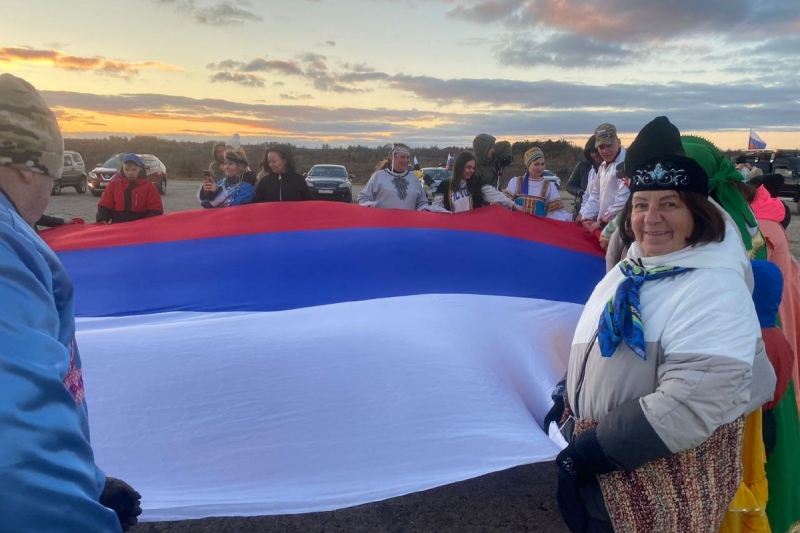 На Сахалине автомобилисты приняли участие в автопробеге и патриотическом флешмобе на аэродроме «Пушистый»