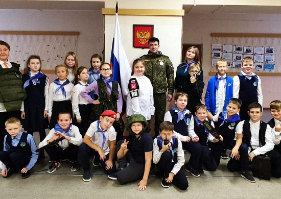 Офицер военной полиции ЦВО провёл урок мужества для школьников Кирова