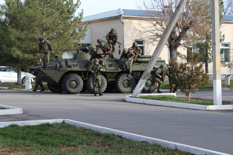 Российские военнослужащие отразили нападение «противника»  на военные объекты в Киргизии