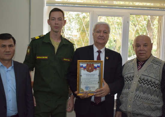Российские военнослужащие поздравили коллектив «Совета ветеранов войны и труда» Таджикистана с Днем Конституции