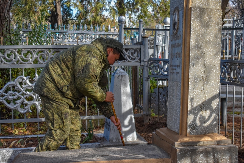 Российские военнослужащие приняли участие  в благоустройстве воинских захоронений в Таджикистане