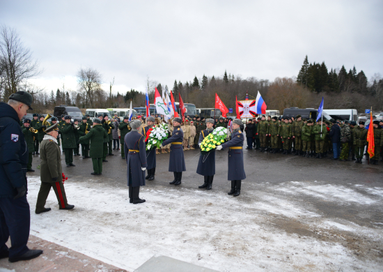 Торжественный митинг, приуроченный к 82-й годовщине подвига, прошел у мемориала 11 героям-саперам на 114 километре Волоколамского шоссе