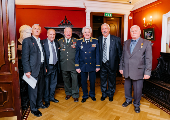 Творческая группа ЦОК ВКС поздравила ветеранов с 75-летием со дня образования армейской авиации Воздушно-космических сил