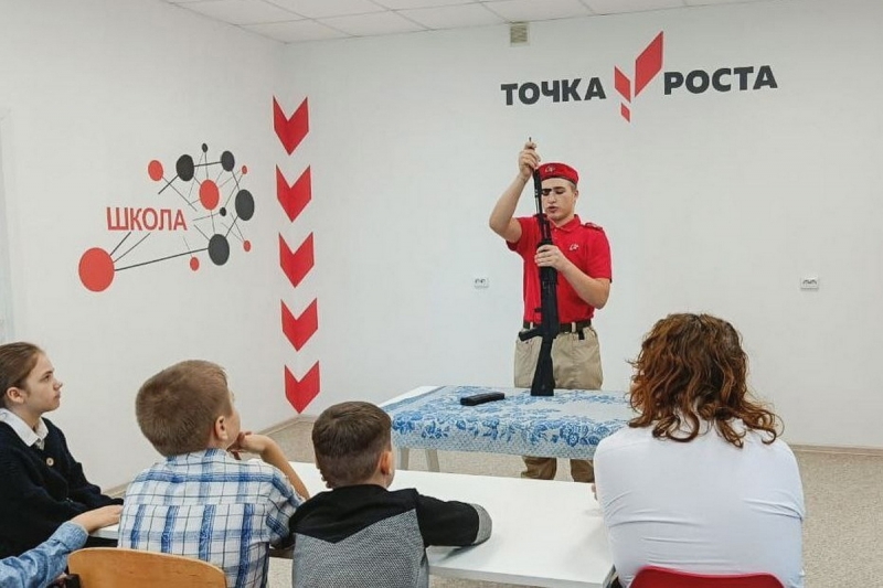 Урок по сборке автомата Калашникова провел для пятиклассников юнармеец в Кемеровской области