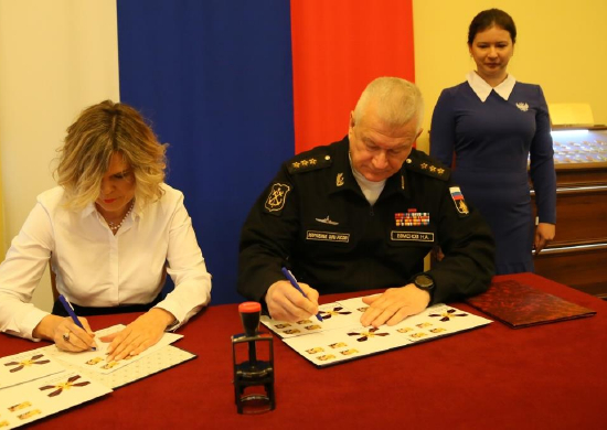 В Адмиралтействе прошла церемония спецгашения почтовых марок в честь морских пехотинцев – Героев России