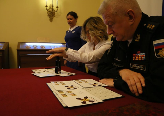 В Адмиралтействе прошла церемония спецгашения почтовых марок в честь морских пехотинцев – Героев России
