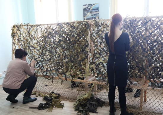 В Хабаровске волонтеры общественных организаций «Воины-Дальневосточники» и «Своих не бросаем» изготовили свыше 100 маскировочных сетей для участников специальной военной операции