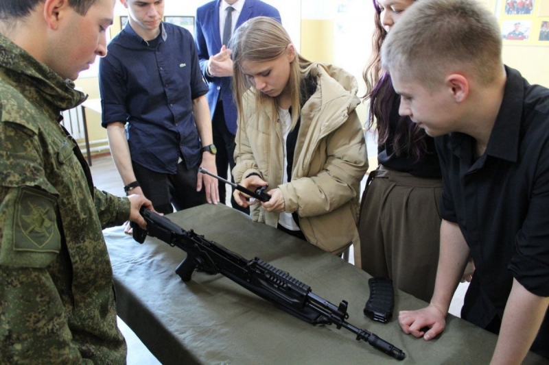 В Киргизии российские военнослужащие провели занятия по огневой и специальной подготовке для учащихся школы Минобороны России