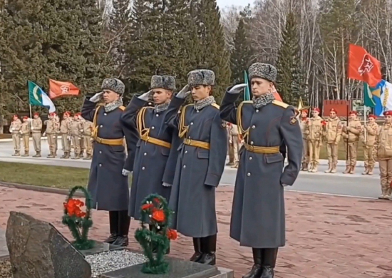 В Новосибирском ВВКУ прошла церемония вступления школьников в ряды Юнармии