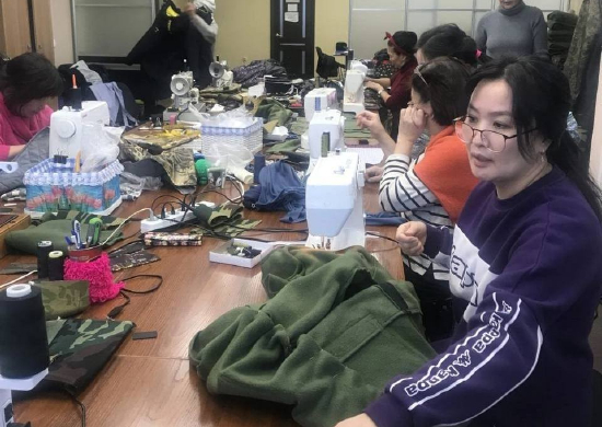 В Республике Саха (Якутия) волонтеры швейного цеха «Тепло рук» изготавливают теплую одежду для военнослужащих ВВО в зоне СВО