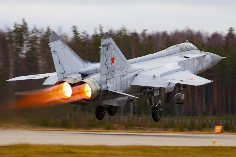 В Тверской области экипажи истребителей провели плановые  учебно-тренировочные полеты