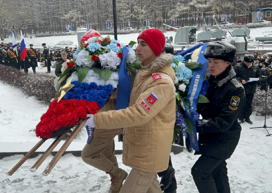 Ветераны ВМФ, военнослужащие и юнармейцы почтили память морских пехотинцев, защищавших Москву