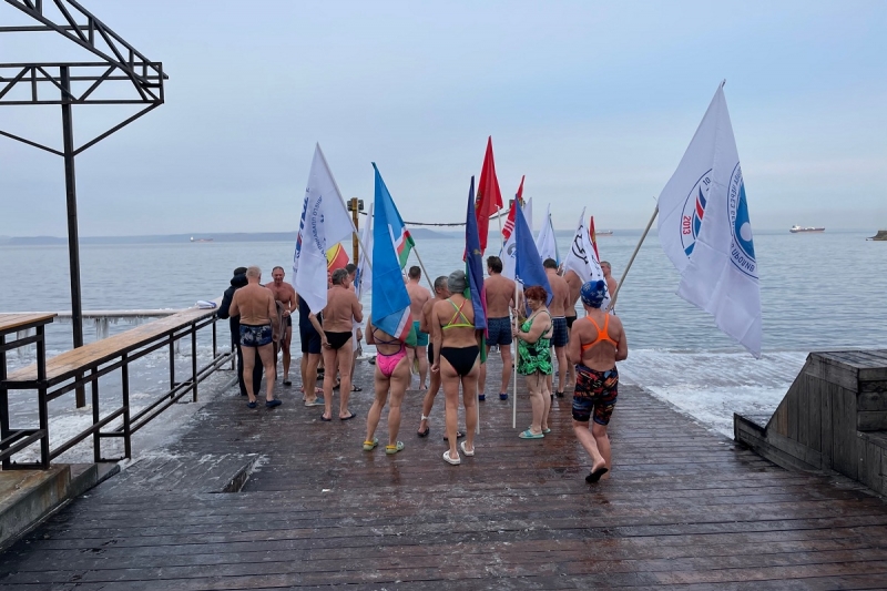 Во Владивостоке в честь Дня морской пехоты состоялся заплыв любителей зимнего плавания