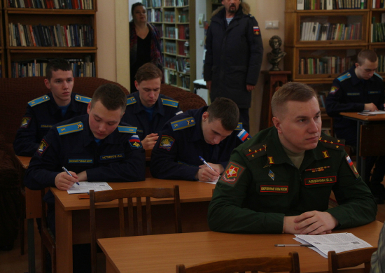 Военнослужащие ЦВО приняли участие в акции «Географический диктант» в столице Урала