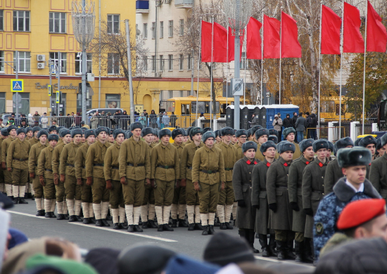 Военнослужащие ЦВО приняли участие в Параде памяти  на центральной площади Самары