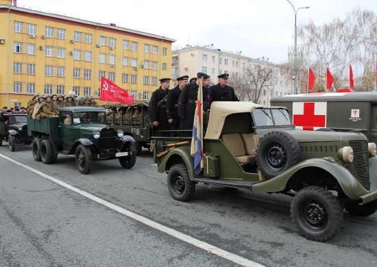 Военнослужащие ЦВО приняли участие в Параде памяти  на центральной площади Самары