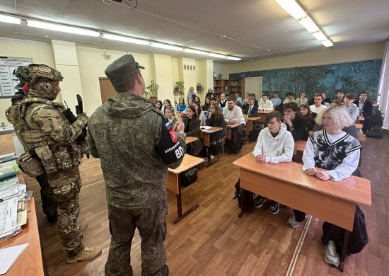 Военнослужащие военной полиции ЦВО провели урок мужества  для школьников в Самаре
