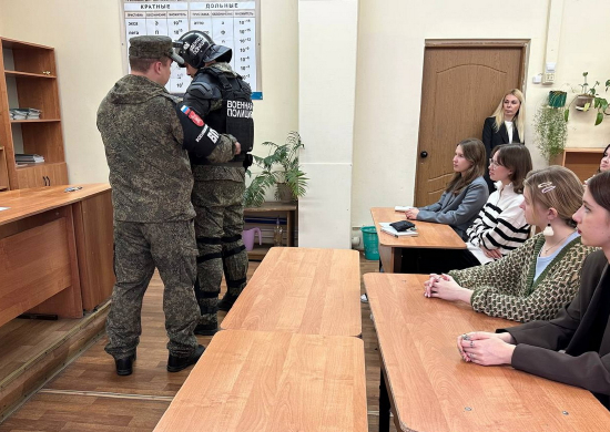 Военнослужащие военной полиции ЦВО провели урок мужества  для школьников в Самаре