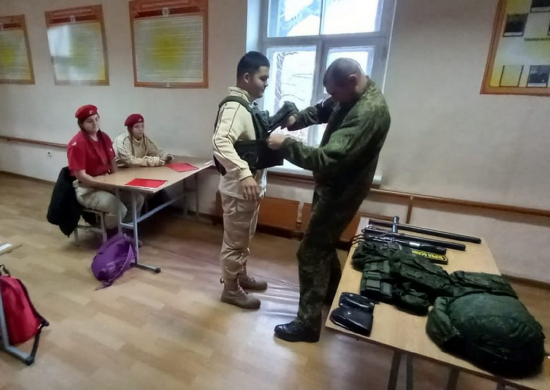 Военные полицейские ЦВО провели акцию «День открытых дверей»  для юнармейцев Алтайского края