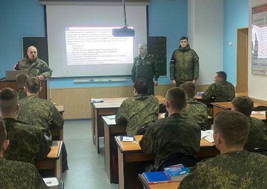 Военные полицейские ЦВО провели урок мужества для курсантов СибГТИ  в Новосибирской области