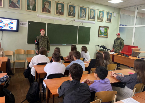 Военные полицейские ЦВО провели урок мужества для школьников Омска