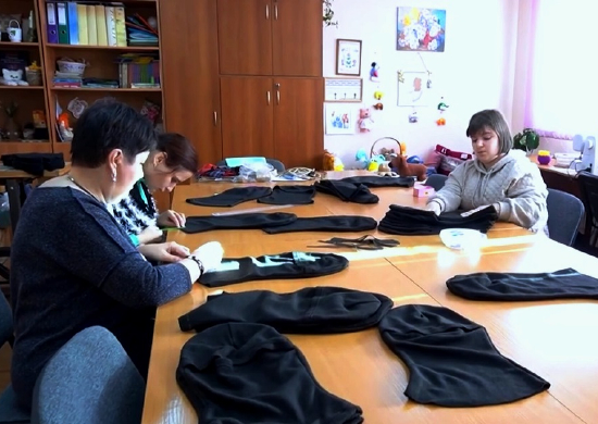 Воспитанницы Магаданского областного центра образования шьют бесшовные балаклавы для военнослужащих