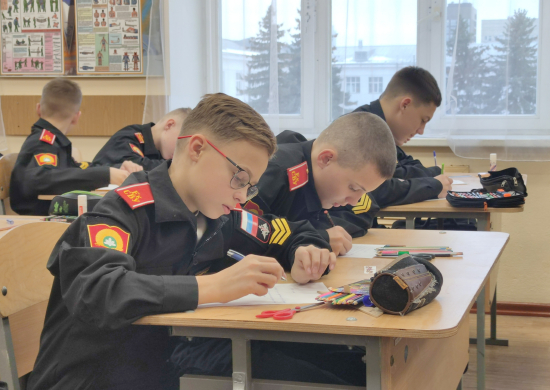Воспитанники Екатеринбургского суворовского военного училища написали письма военнослужащим - участникам СВО