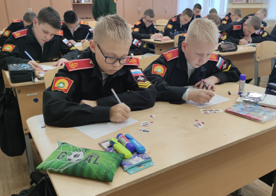 Воспитанники Екатеринбургского суворовского военного училища написали письма военнослужащим - участникам СВО