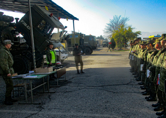 Занятия по безопасности дорожного движения провели военнослужащие ВАИ в Таджикистане