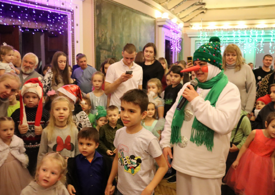 Более 1600 детей посетили новогодний праздник в Доме офицеров ЦВО