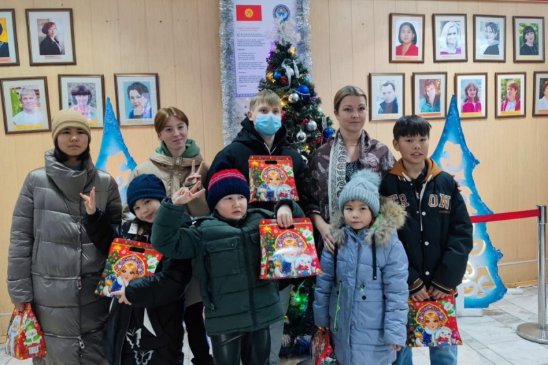 Члены семей российских военнослужащих поздравили с Новым годом детей из детского дома в Киргизии