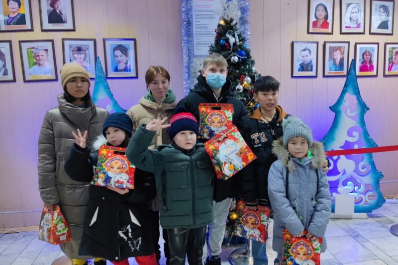 Члены семей российских военнослужащих поздравили с Новым годом детей из детского дома в Киргизии