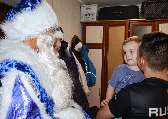 Дед Мороз и Снегурочка поздравили с наступающим Новым 2024 годом семьи российских военнослужащих в Таджикистане