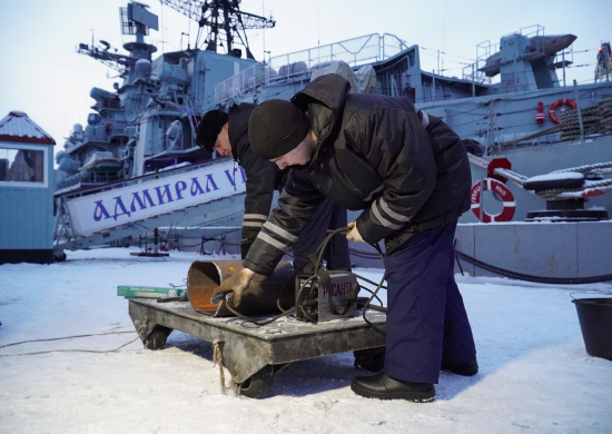 Экипаж эскадренного миноносца «Адмирал Ушаков» Северного флота подготовил новогодние подарки военнослужащим СВО
