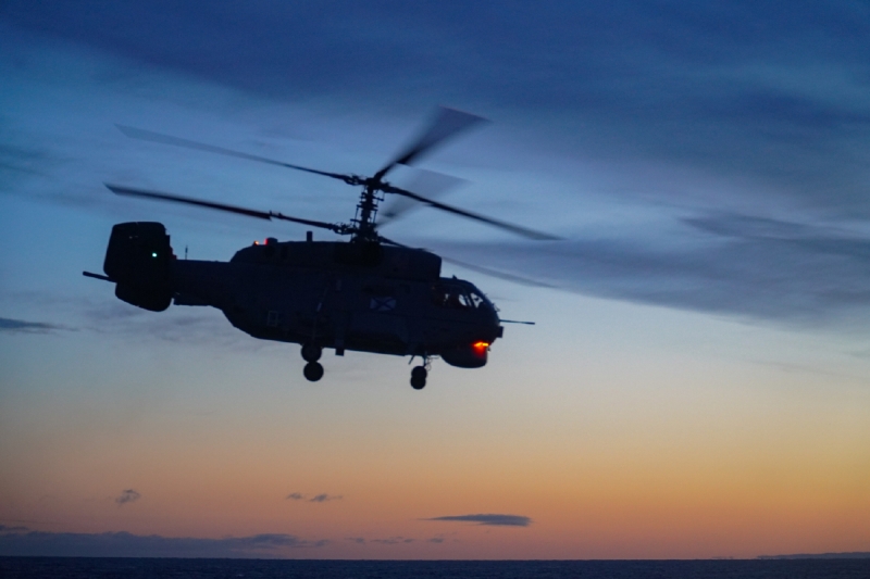 Экипажи корабельных вертолётов Северного флота выполняют полёты в условиях полярной ночи