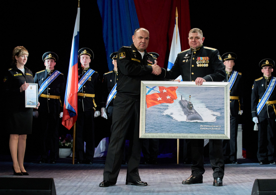 Командующий Северным флотом и губернатор Мурманской области поздравили военнослужащих 279-го корабельного истребительного авиаполка с 50-летием