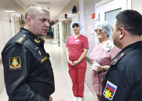 Командующий Тихоокеанским флотом поздравил дежурных врачей и медперсонал Военно-морского клинического госпиталя во Владивостоке с наступающим Новым годом