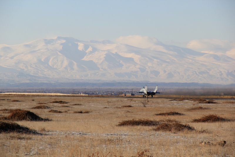 Молодые летчики авиабазы ЮВО в Армении выполняют упражнения начальной летной подготовки