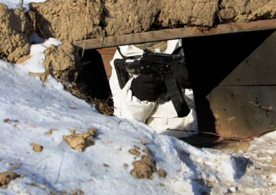 Мотострелки отрабатывают штурм окопов в Амурской области