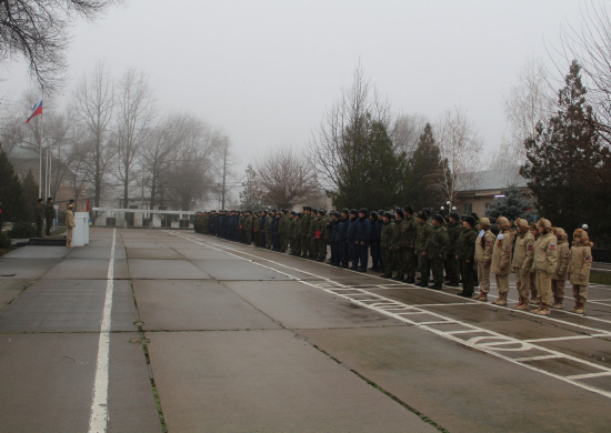 На российской военной базе в Киргизии прошел торжественный митинг, посвященный началу нового периода обучения
