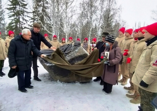 Омские юнармейцы приняли участие в открытии памятника «Погибшим, пропавшим без вести, умершим в госпиталях участникам Великой Отечественной войны»