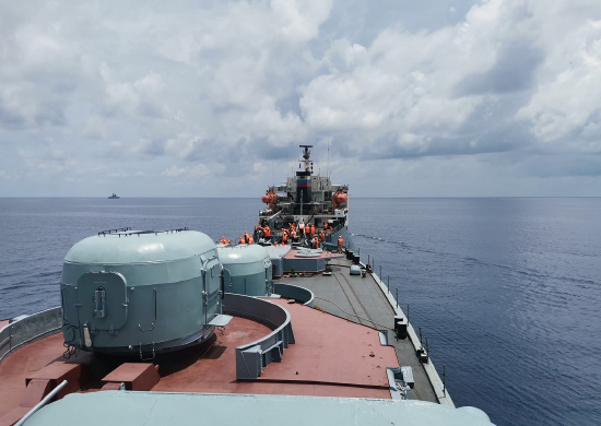 Отряд БПК Тихоокеанского флота пополнил запасы топлива от танкера в Южно-Китайском море