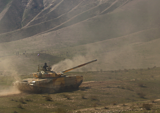 Российские танкисты уничтожили условного противника в Таджикистане