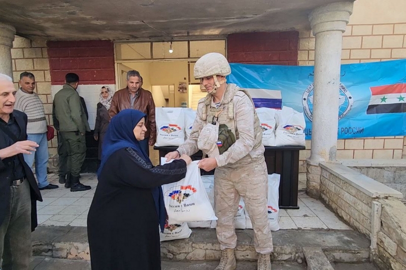 Российские военнослужащие передали очередную гуманитарную помощь жителям Эль-Атейба в сирийской провинции Риф-Дамаск