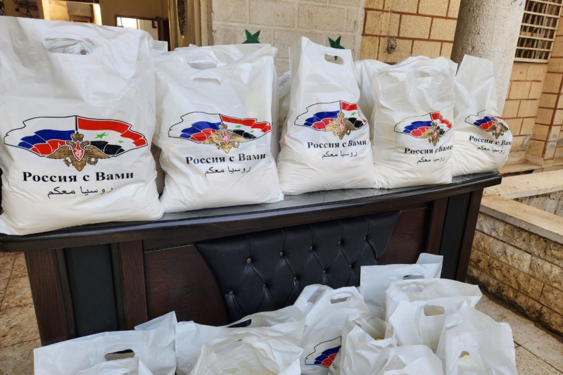 Российские военнослужащие передали очередную гуманитарную помощь жителям Эль-Атейба в сирийской провинции Риф-Дамаск