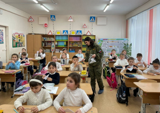 Школьники Екатеринбурга написали письма военным железнодорожникам, участвующим в СВО