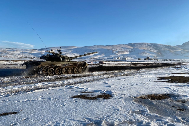 Танкисты ЮВО в Армении отработали вождение боевых машин на высокогорном полигоне