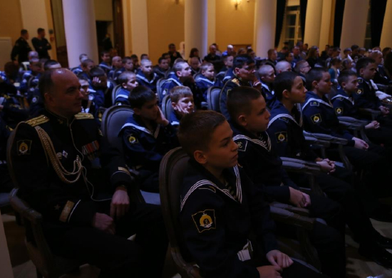 В Адмиралтействе прошли новогодние представления для детей военнослужащих ВМФ, нахимовцев и кадет младших курсов